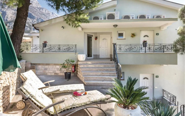One-Bedroom Apartment Makarska with Sea View 04