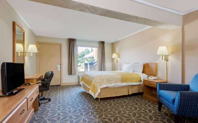 Days Inn by Wyndham Fairmont