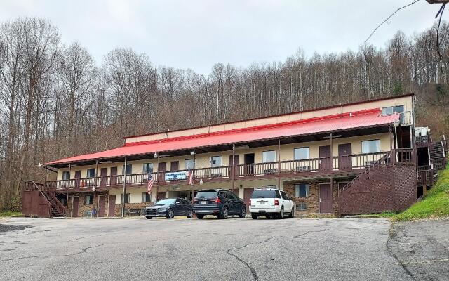 OYO Hotel Chapmanville Inn, WV - Hwy 119