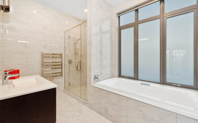 The Rees Hotel, Luxury Apartments & Lakeside Residences