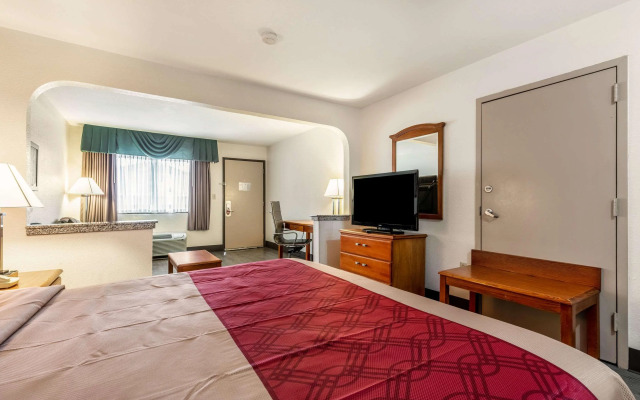 Econo Lodge Inn & Suites