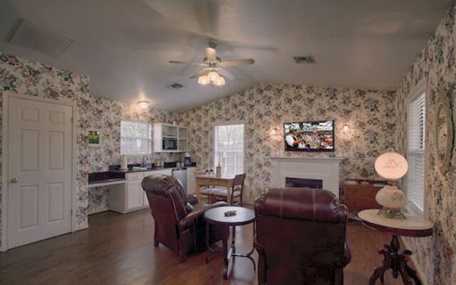 Outdoor Pool and Hot Tub Retreat - Enchanting Luxurious Haven