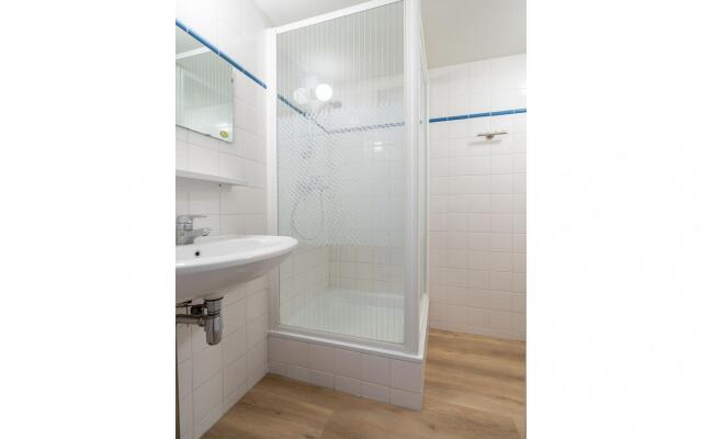 Luxury apartment overlooking the marina for 10 people