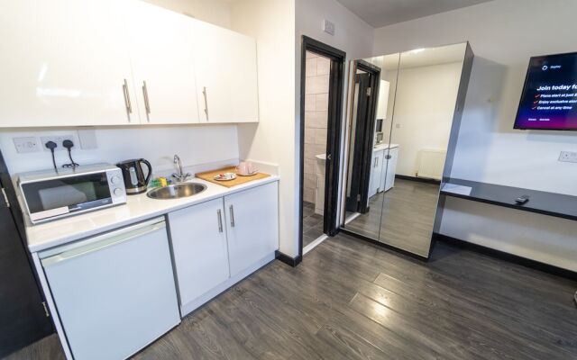 23 North Road Studios Near QE and UOB