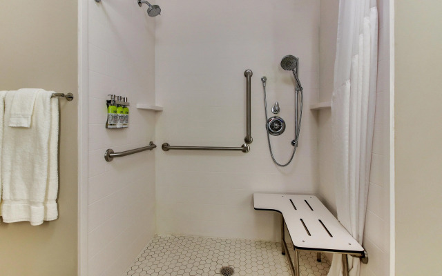 Holiday Inn Express & Suites Nashville Metrocenter Downtown by IHG