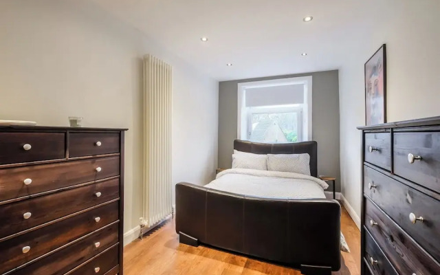 Sleek 2B/1B Retreat in Lindley, Huddersfield