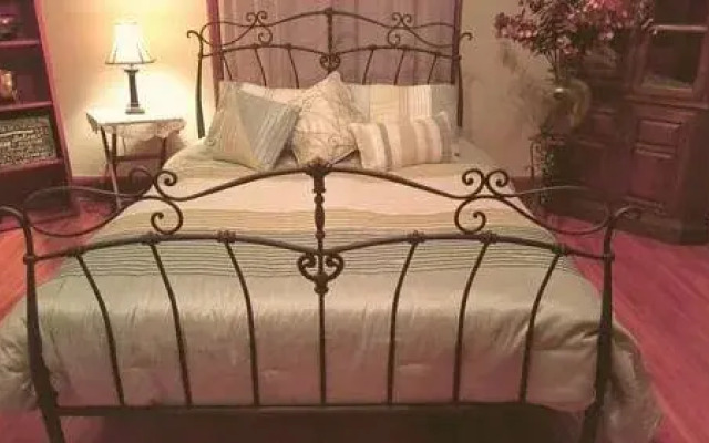 Springfield Arts Bed and Breakfast