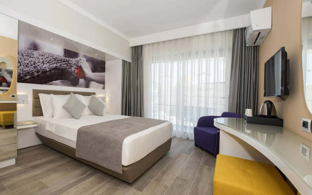 Lalila Blue Suites
