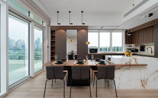 Maison Privee - Deluxe 3BR Apt w/ Dubai Marina View and Beach Access