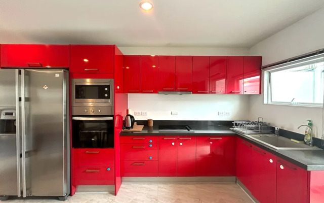 3BR Villa Rooftop Pool Gym Near BeachV28