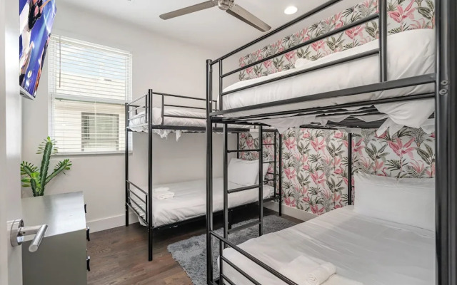 Jade - Private Patio and Balcony - Near Germantown