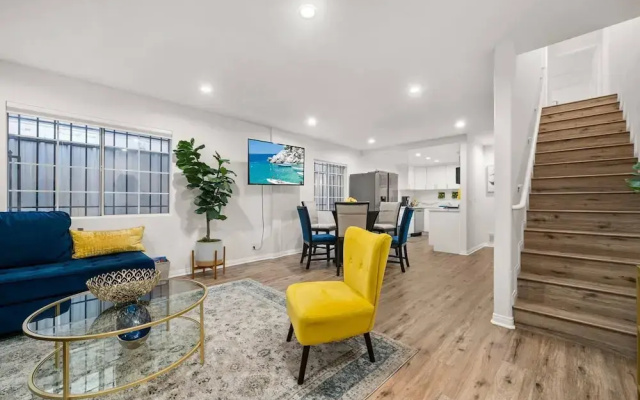The Avalon - Modern Colorful w Private Parking