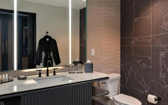 Renaissance Milwaukee West Hotel