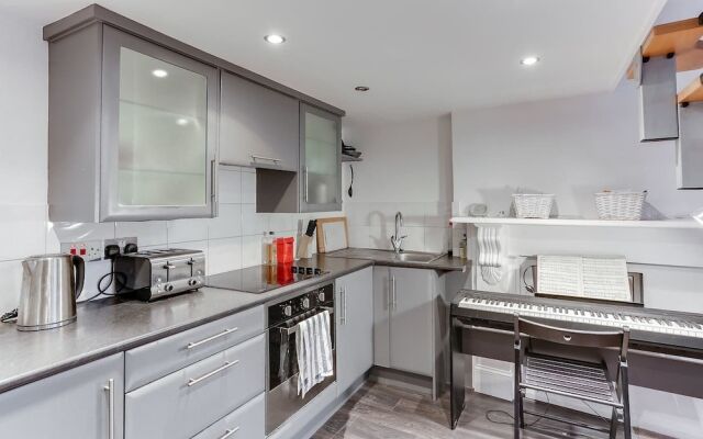 Bright 1BR in Earls' Court W/patio