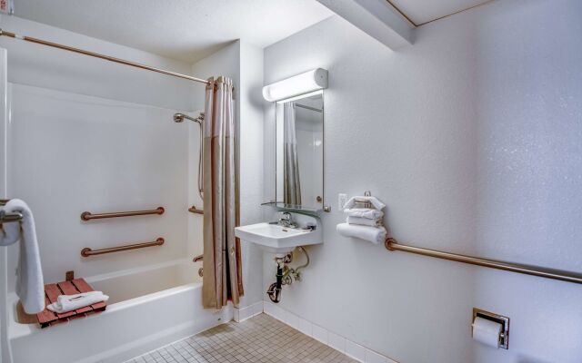 Super 8 by Wyndham Tracy