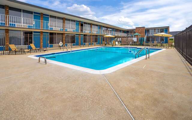 Days Inn by Wyndham Frederick