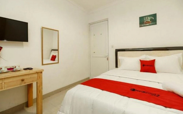 RedDoorz Syariah Plus near Pancoran 2