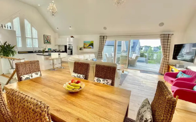 Cotswolds Lakeside Home-Summer Lake