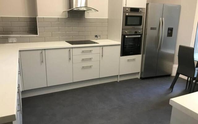 Large 7 bedroom House with Parking near City Centre