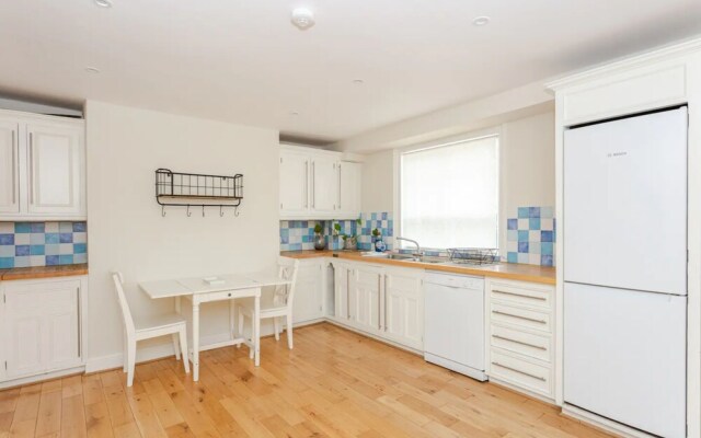Beautiful 5 Bedroom Home With Garden in South Kensington