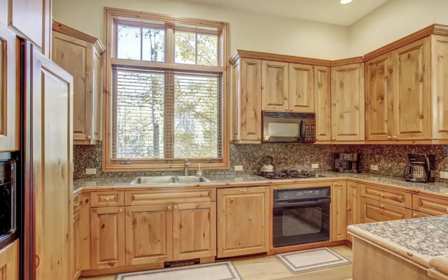 Cozy & Central Arrowhead Ge Townhome, 3br, Sleeps 6 3 Bedroom Townhouse by RedAwning