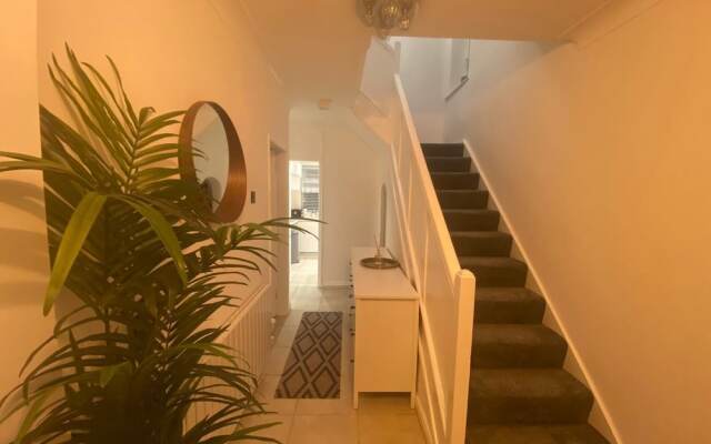 Charming 3-bed House Near Central Manchester
