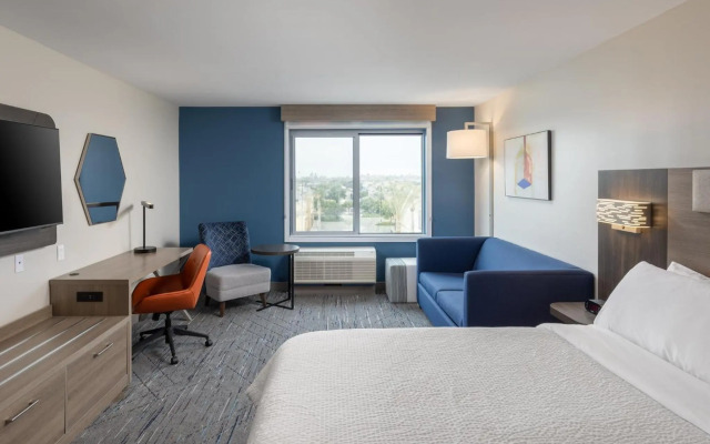 Holiday Inn Express & Suites Hawaiian Gardens