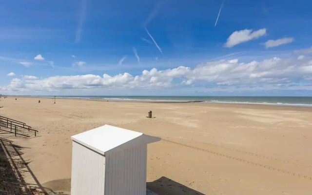 Apartment on Zeedijk With Sea Views