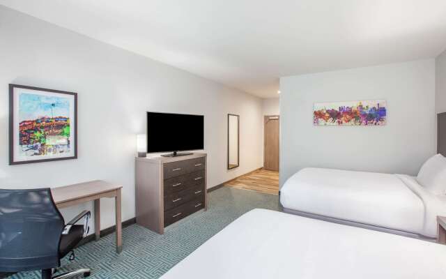 La Quinta Inn & Suites by Wyndham Dallas Duncanville