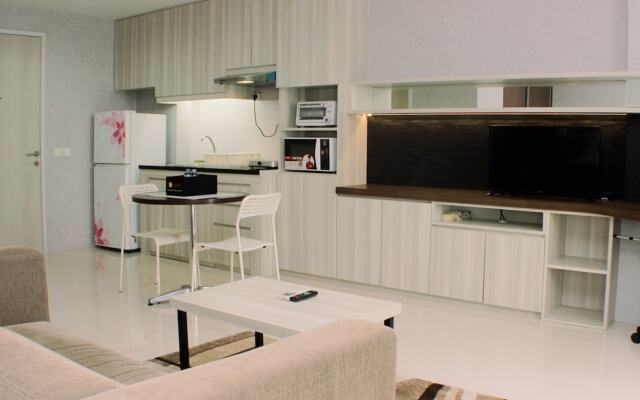 Big And Cozy Studio At Azalea Suites Apartment