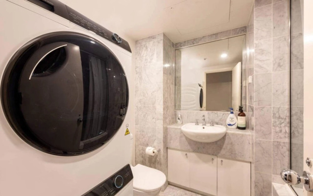 Spacious 3-bed Unit in Melbourne CBD w/ Pool & Gym