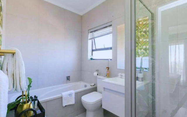 The Henlee Apartment on Ventura