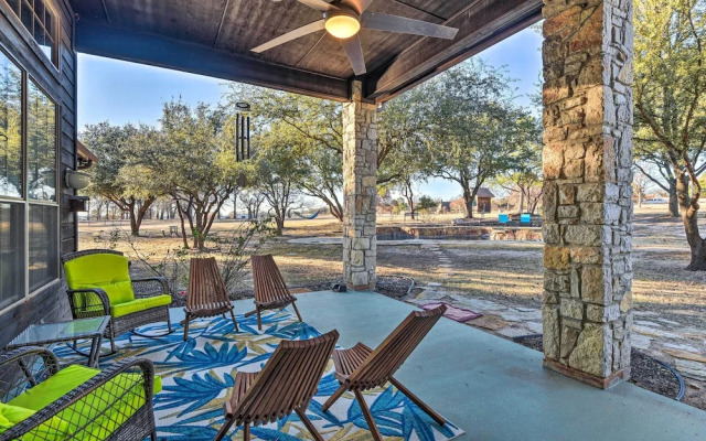 Private Pool: Spacious & Vibrant Argyle Villa!