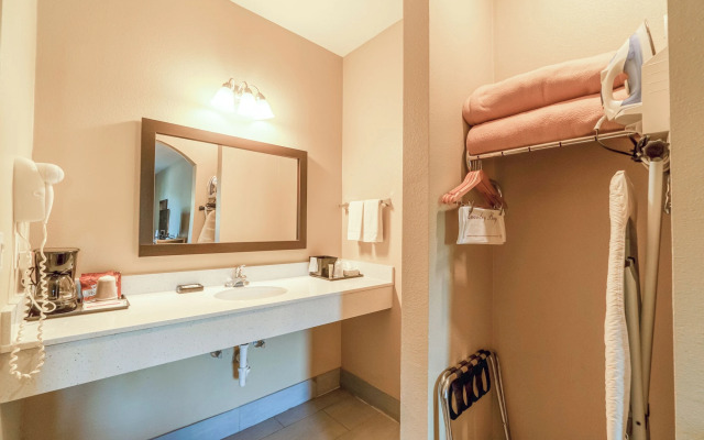 Moulton Inn &  Suites By OYO Near Shiner TX