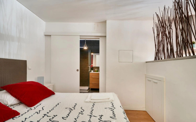 Renovated Charming Apartment, By TimeCooler