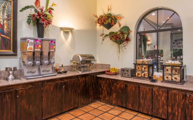 La Fuente Inn & Suites