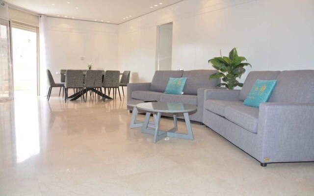 Renovated White 3BD next to Beach - Pool