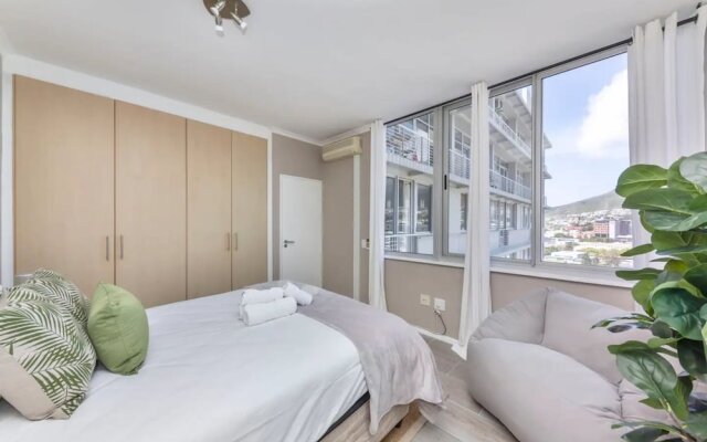 Picturesque 2BD Apartment With Table Mountain View