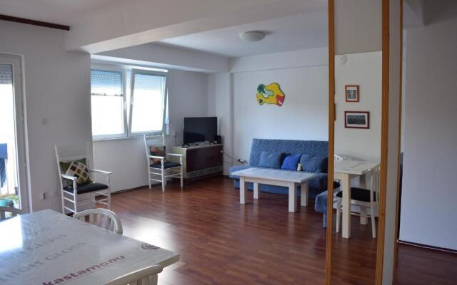 Two bedroom apartment near centre