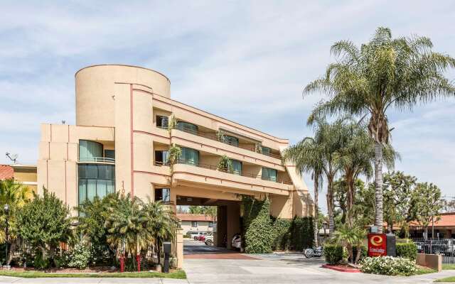 Econo Lodge Inn & Suites Riverside - Corona