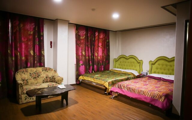 Milgam Central Hotel