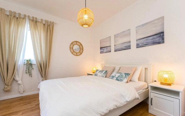 Ocean blue modern apartment for 8