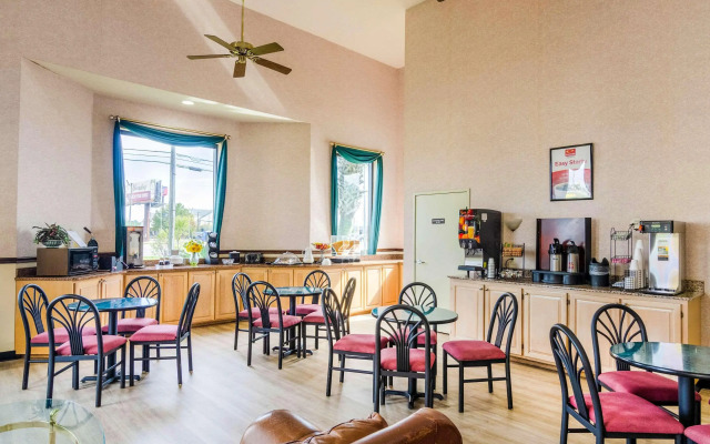 Econo Lodge Inn & Suites