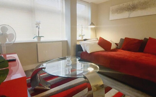 1braptmt W/king BED 4guests Embankmnt Parkg Wifi