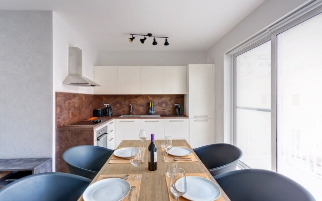 Brand New Designer Finished Apartment, Central Location