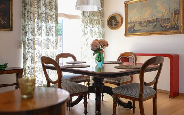 One & Only Lake View Apartment