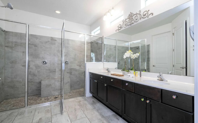 Spacious 6-bedroom Retreat Near Disney Parks