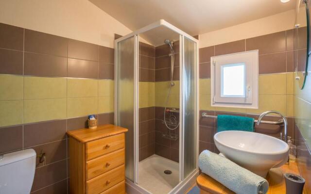 CHAMBRES D'HOTES 2 à 4p ou GITE DE GROUPE 16p, 7 ch, 6 sdb, parc et salle de réception