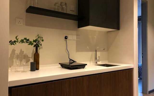 Expressionz Professional Suites by SYNC @2ppl