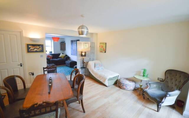 Stylish 2 Bedroom Home Near Bristol